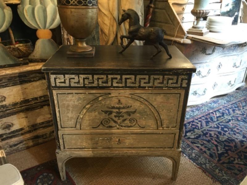Petite commode 1830 peinte ouvrant sur 3 tiroirs