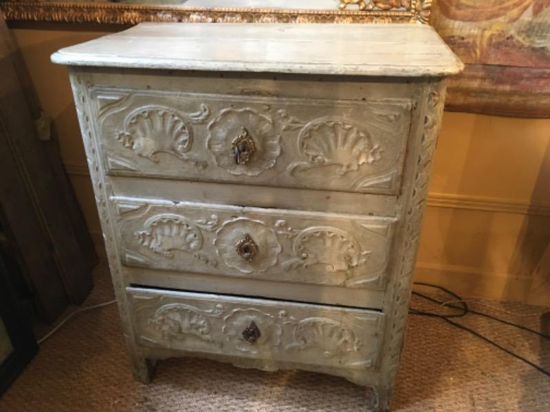 Petite commode peinte ouvrant sur 3 tiroirs d’époque 18 ème