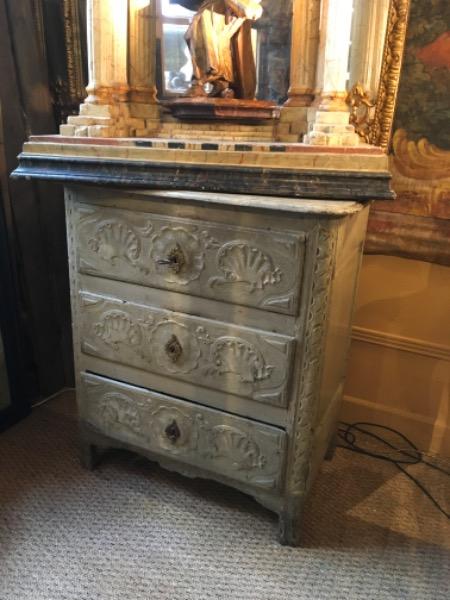 Petite commode peinte ouvrant sur 3 tiroirs d’époque 18 ème