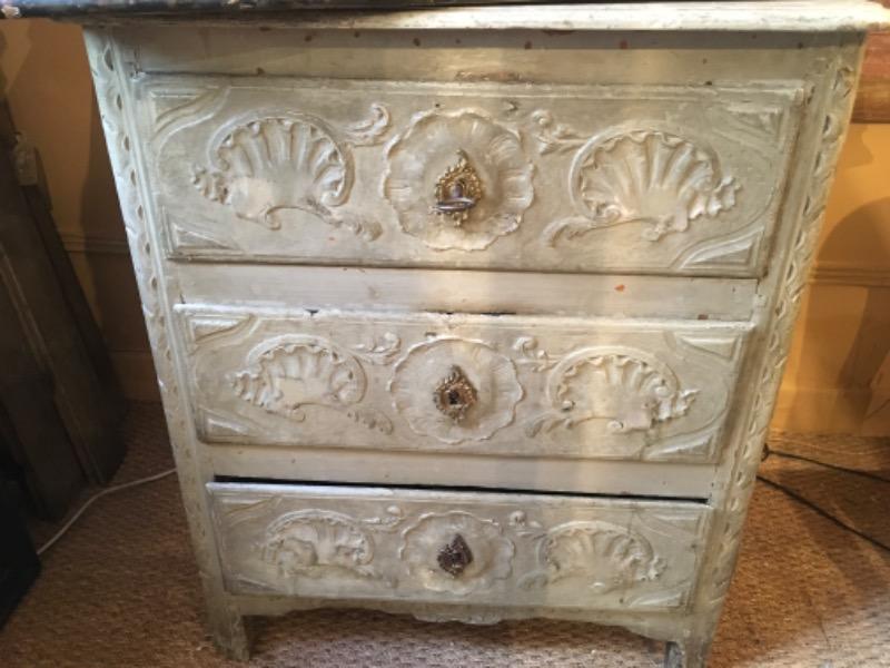 Petite commode peinte ouvrant sur 3 tiroirs d’époque 18 ème