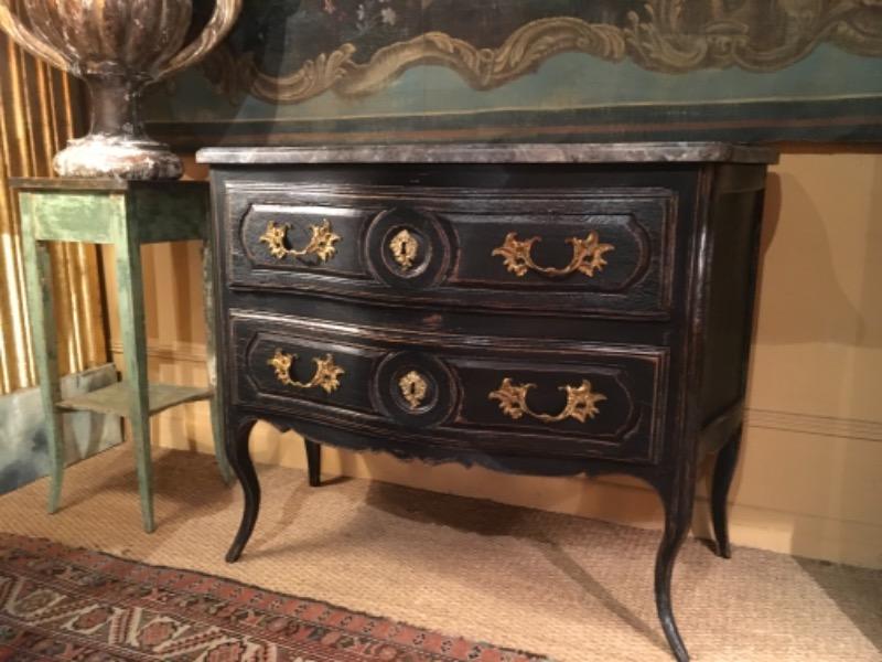 Petite commode sauteuse galbée sur 3 côtés XVIII ème 