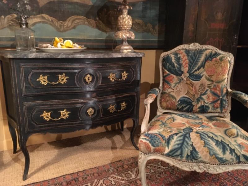 Petite commode sauteuse galbée sur 3 côtés XVIII ème 