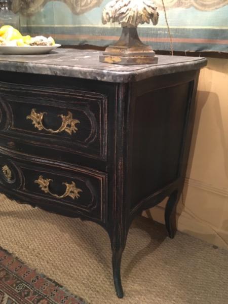 Petite commode sauteuse galbée sur 3 côtés XVIII ème 