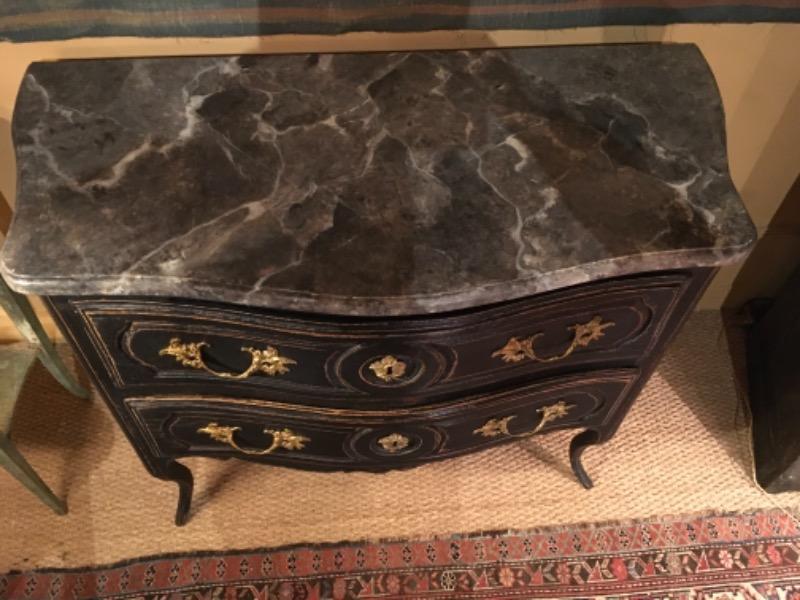 Petite commode sauteuse galbée sur 3 côtés XVIII ème 