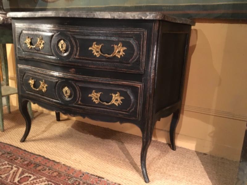 Petite commode sauteuse galbée sur 3 côtés XVIII ème 