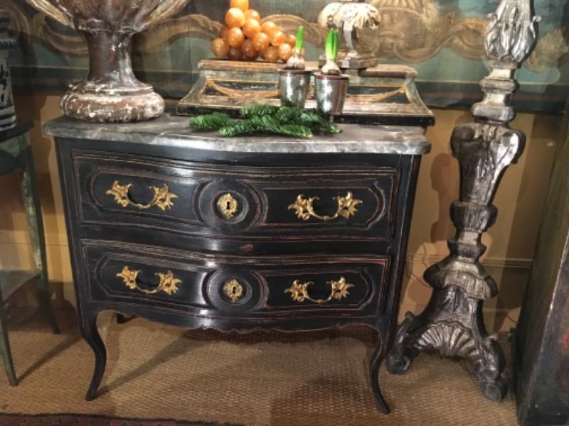 Petite commode sauteuse galbée sur 3 côtés XVIII ème 