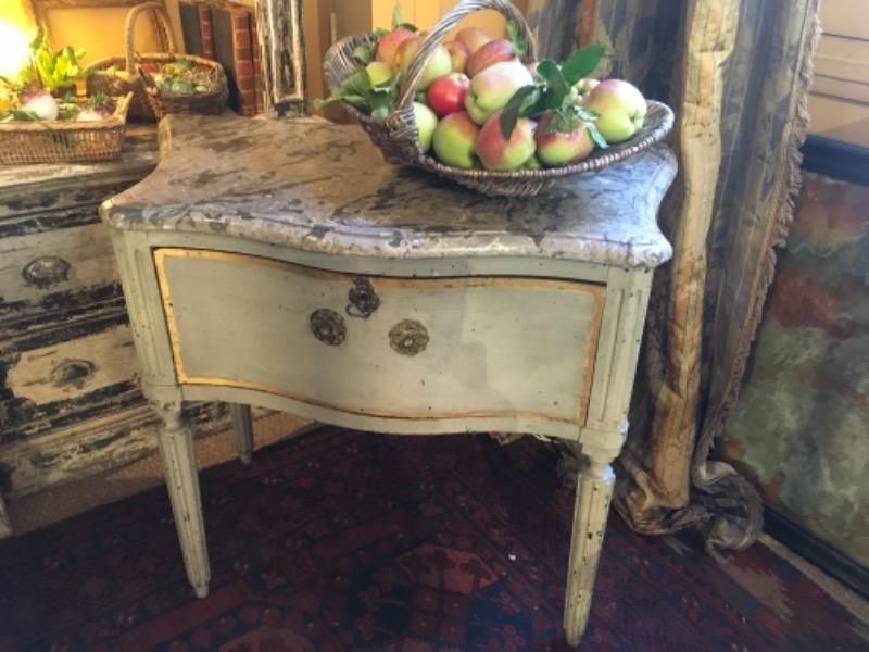 Petite commode XVIII ème peinte italienne avec son marbre d’origine 