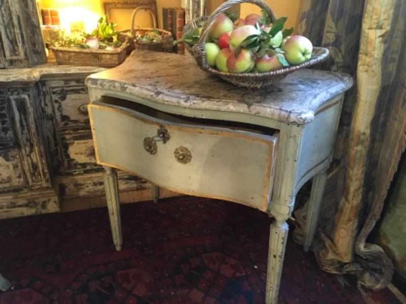 Petite commode XVIII ème peinte italienne avec son marbre d’origine 