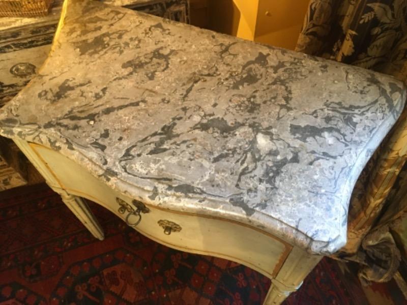 Petite commode XVIII ème peinte italienne avec son marbre d’origine 