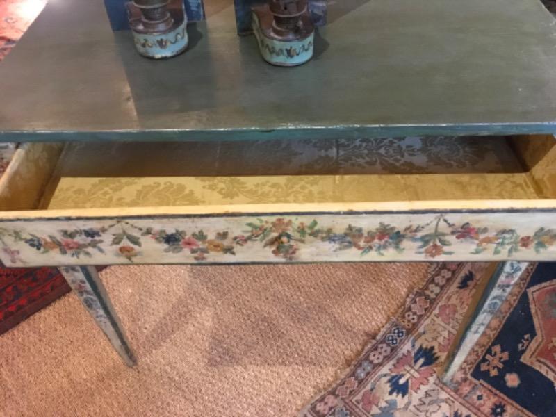 Petite table gênoise peinte fin XVIII ème avec un tiroir en ceinture