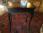Petite table volante ( écritoire ) laquée noire avec 2 tiroirs dessus en cuir ( maison Jansen ) XX ème
