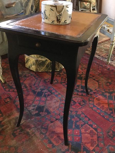 Petite table volante ( écritoire ) laquée noire avec 2 tiroirs dessus en cuir ( maison Jansen ) XX ème