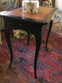 Petite table volante ( écritoire ) laquée noire avec 2 tiroirs dessus en cuir ( maison Jansen ) XX ème