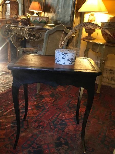 Petite table volante ( écritoire ) laquée noire avec 2 tiroirs dessus en cuir ( maison Jansen ) XX ème