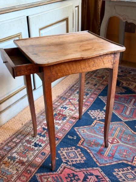 Petite table volante en noyer XVIII ème avec un tiroir 