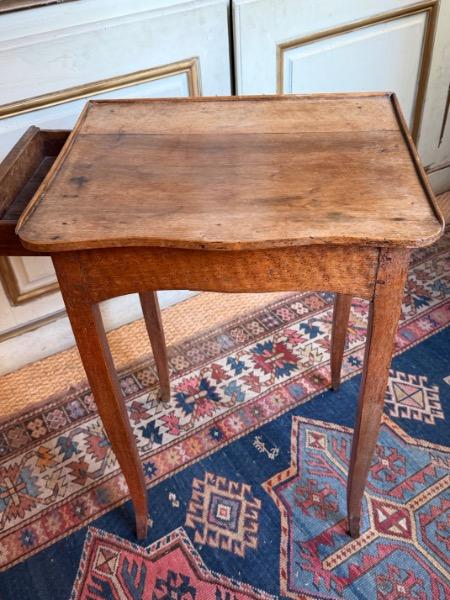 Petite table volante en noyer XVIII ème avec un tiroir 