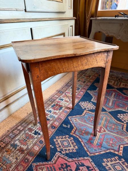 Petite table volante en noyer XVIII ème avec un tiroir 