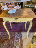 Petite table volante XVIII ème avec un tiroir en ceinture 