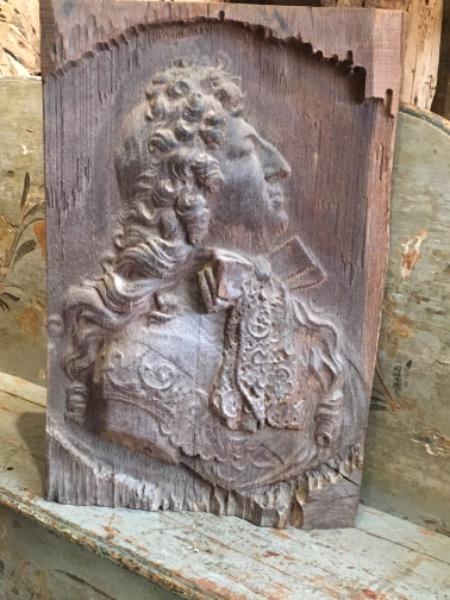 Profil en chêne - sculpture d’après un portrait de Louis XIV en marbre ( atelier de Pierre Puget )
