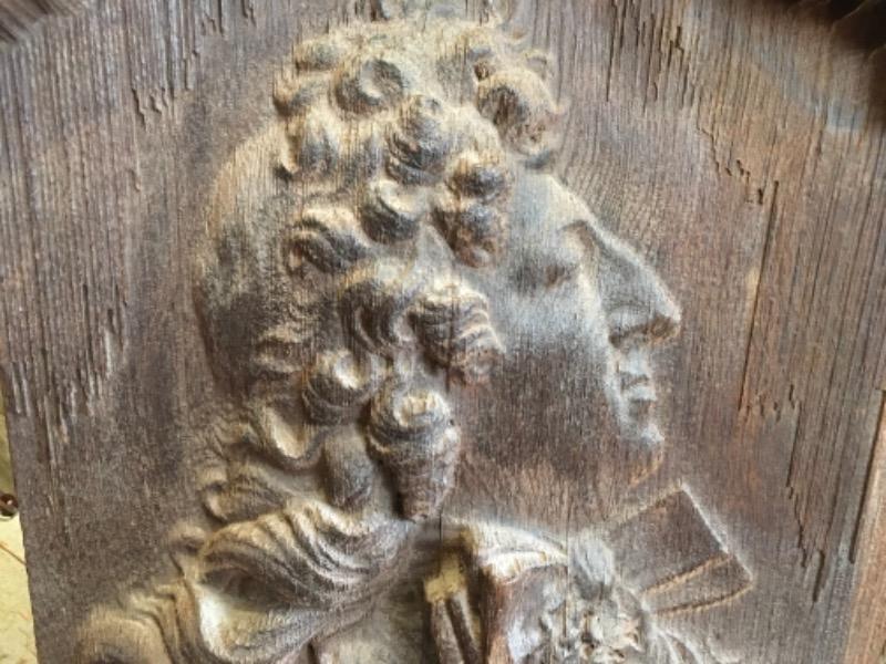 Profil en chêne - sculpture d’après un portrait de Louis XIV en marbre ( atelier de Pierre Puget )