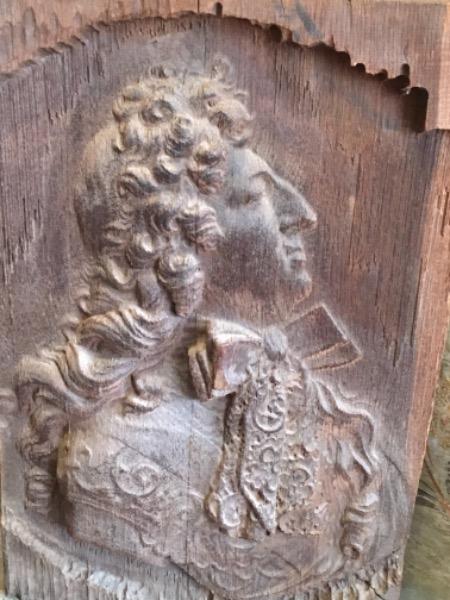 Profil en chêne - sculpture d’après un portrait de Louis XIV en marbre ( atelier de Pierre Puget )