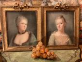 Rare paires de portraits XVIII ème représentant des jeunes femmes . Ces oeuvres de qualité sont attribuées Pietro Rotari, grand peintre vénitien spécialisé dans ce genre de portraits au pastel