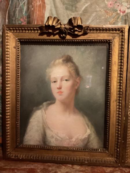 Rare paires de portraits XVIII ème représentant des jeunes femmes . Ces oeuvres de qualité sont attribuées Pietro Rotari, grand peintre vénitien spécialisé dans ce genre de portraits au pastel