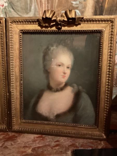 Rare paires de portraits XVIII ème représentant des jeunes femmes . Ces oeuvres de qualité sont attribuées Pietro Rotari, grand peintre vénitien spécialisé dans ce genre de portraits au pastel