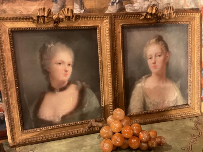 Rare paires de portraits XVIII ème représentant des jeunes femmes . Ces oeuvres de qualité sont attribuées Pietro Rotari, grand peintre vénitien spécialisé dans ce genre de portraits au pastel