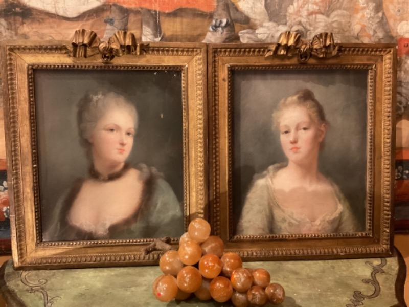 Rare paires de portraits XVIII ème représentant des jeunes femmes . Ces oeuvres de qualité sont attribuées Pietro Rotari, grand peintre vénitien spécialisé dans ce genre de portraits au pastel