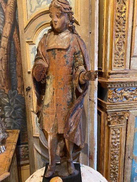 Sculpture sur bois d’un abbé de cour d’époque LXV