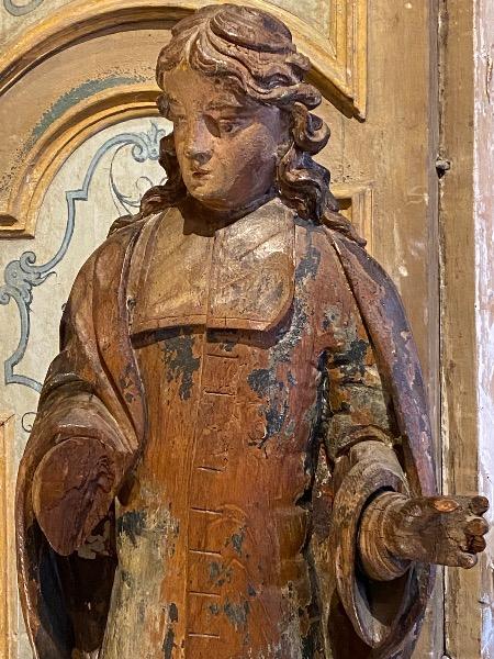 Sculpture sur bois d’un abbé de cour d’époque LXV