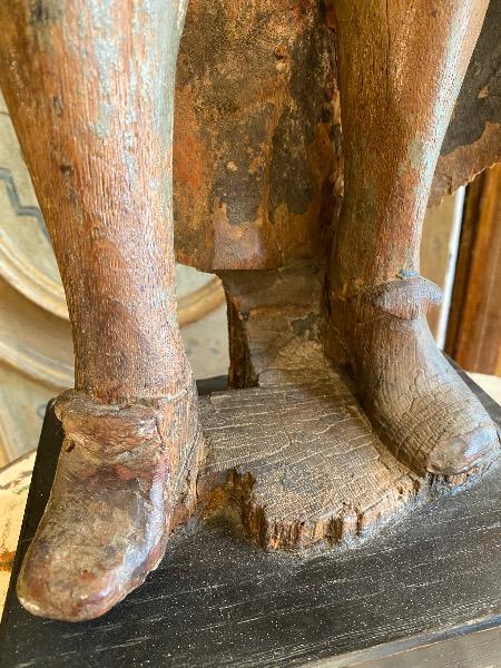 Sculpture sur bois d’un abbé de cour d’époque LXV