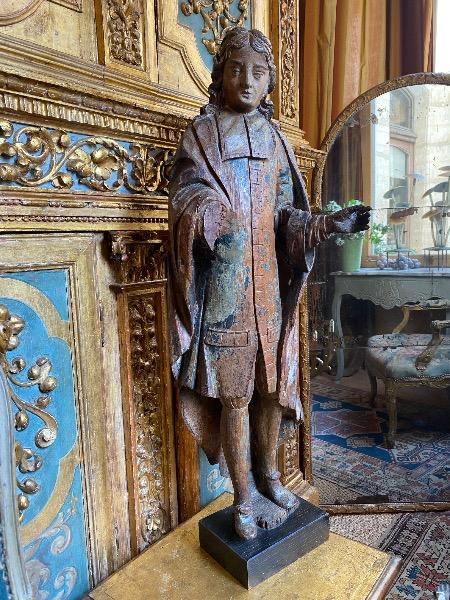 Sculpture sur bois d’un abbé de cour d’époque LXV