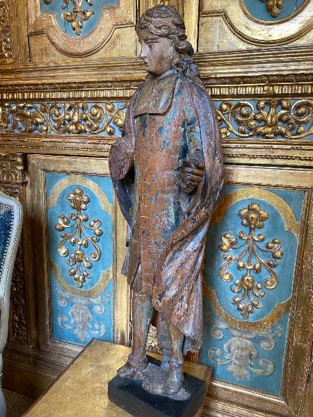 Sculpture sur bois d’un abbé de cour d’époque LXV