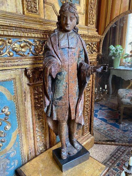 Sculpture sur bois d’un abbé de cour d’époque LXV