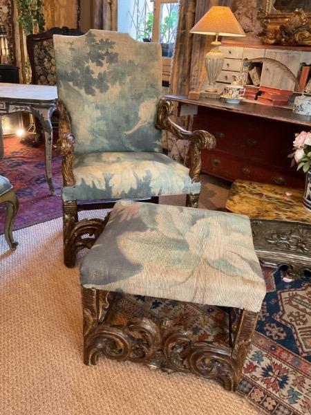 Siège d’apparat avec son tabouret ( italie 18 ème ) tissus de créateur 