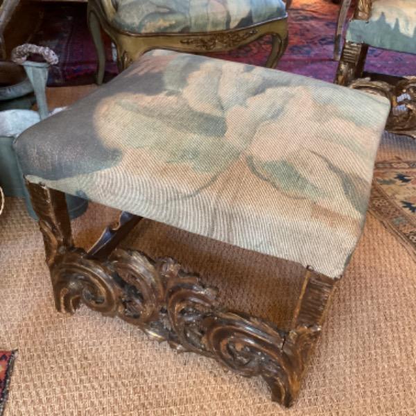 Siège d’apparat avec son tabouret ( italie 18 ème ) tissus de créateur 