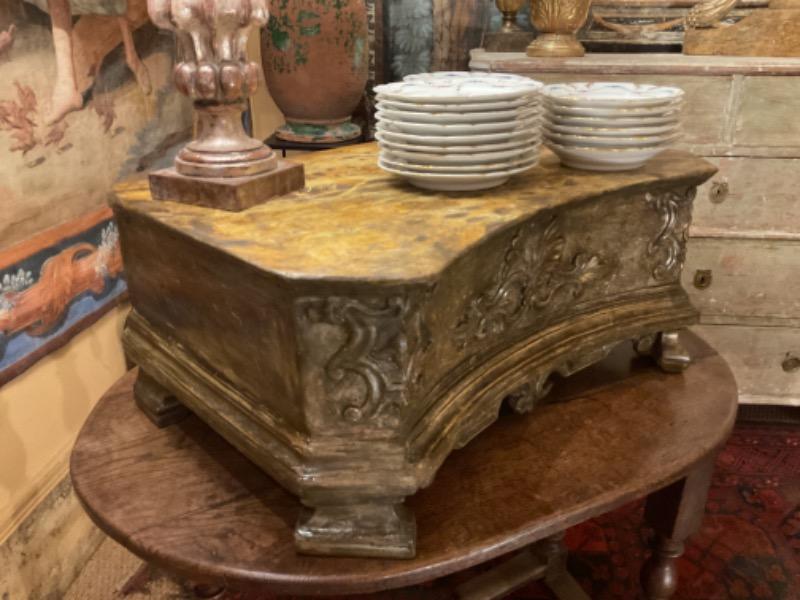 Socle en bois sculpté et argenté ( Italie XVII ème) plateau faux-marbre