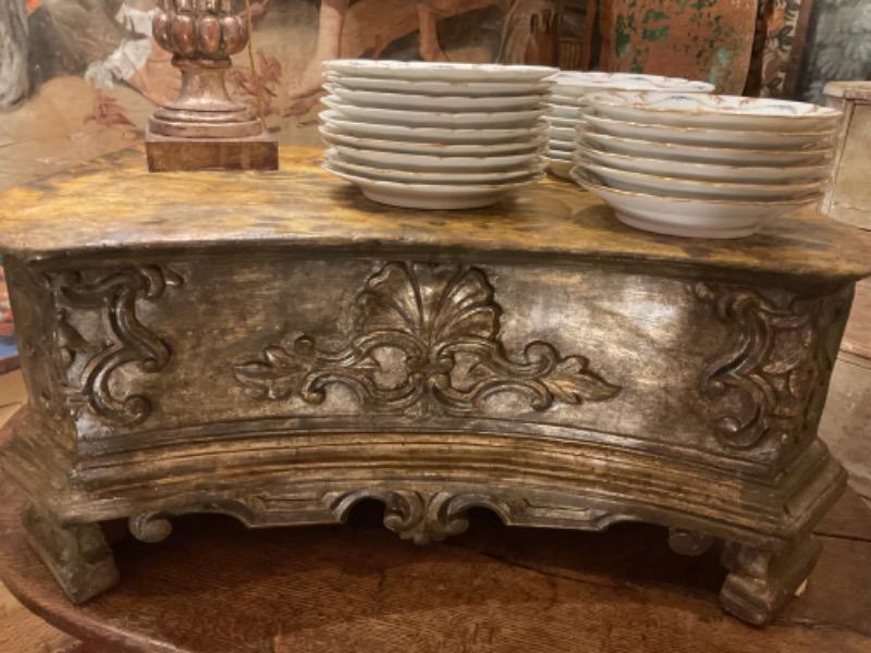 Socle en bois sculpté et argenté ( Italie XVII ème) plateau faux-marbre
