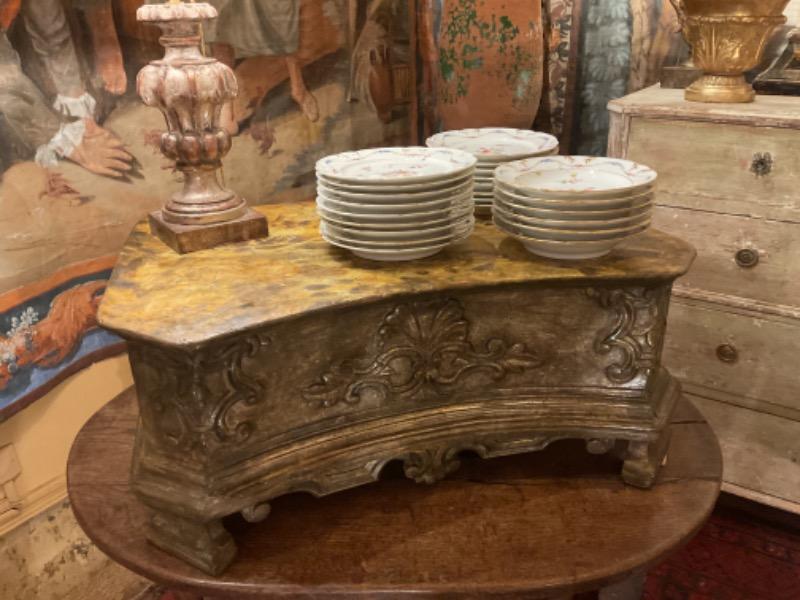 Socle en bois sculpté et argenté ( Italie XVII ème) plateau faux-marbre