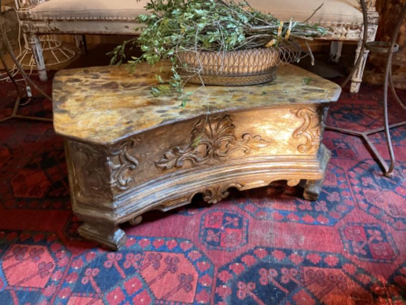 Socle en bois sculpté et argenté ( Italie XVII ème) plateau faux-marbre