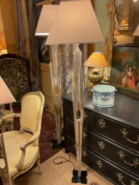 Suite de 3 rayons de gloires en bois sculpté argenté d’époque XVIII ème montés en lampadaires