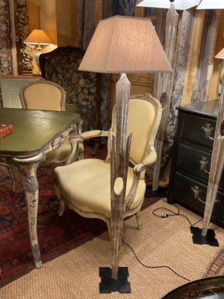 Suite de 3 rayons de gloires en bois sculpté argenté d’époque XVIII ème montés en lampadaires