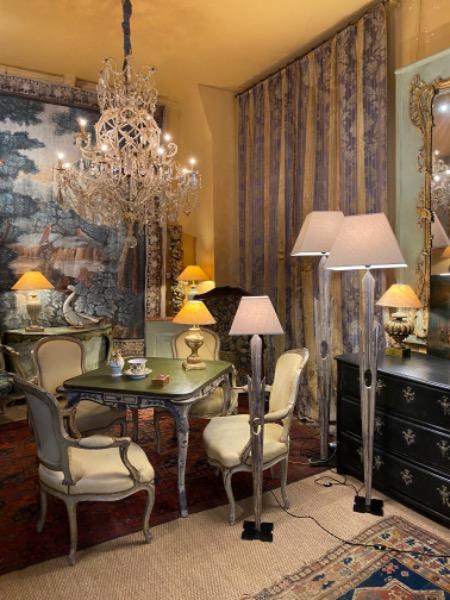 Suite de 3 rayons de gloires en bois sculpté argenté d’époque XVIII ème montés en lampadaires