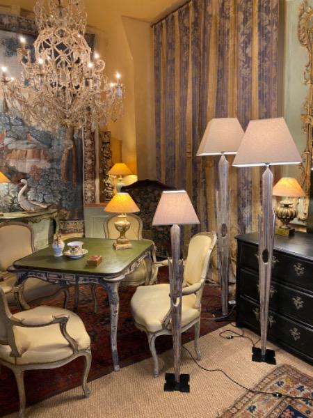 Suite de 3 rayons de gloires en bois sculpté argenté d’époque XVIII ème montés en lampadaires