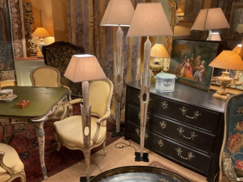 Suite de 3 rayons de gloires en bois sculpté argenté d’époque XVIII ème montés en lampadaires