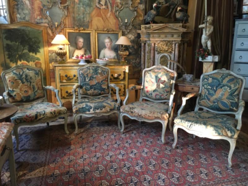 Suite de 4 sièges XVIII ème peints provençaux recouverts de tapisseries