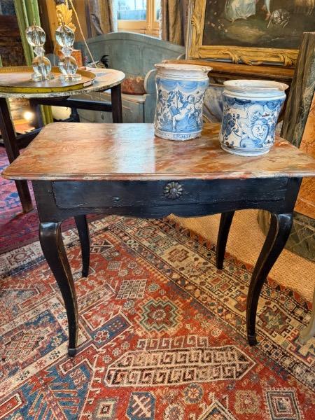 Table à écrire 18 ème laquée noire avec plateau faux-marbre 
