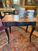 Table à écrire 18 ème laquée noire avec plateau faux-marbre 
